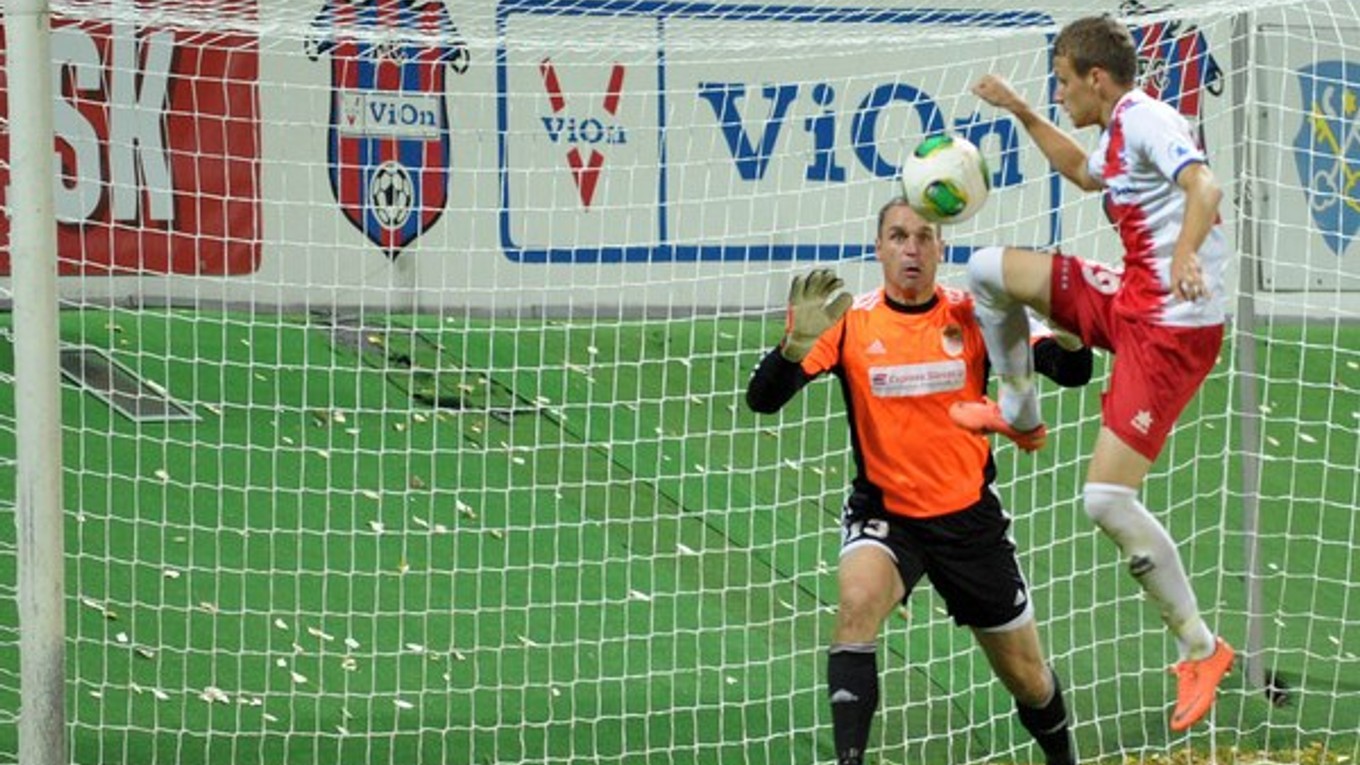 Lukáš Mihálik z FC Vion Zlaté Moravce (na archívnej snímke vpravo).