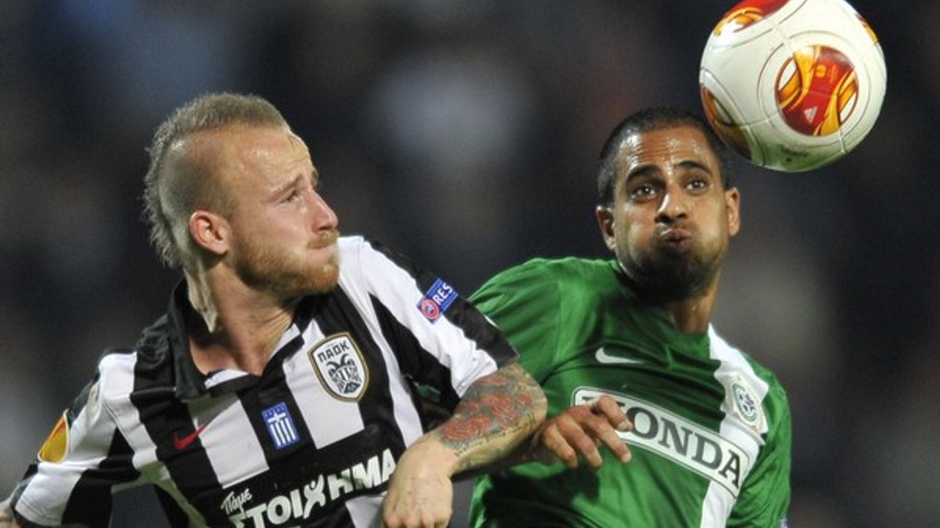 Stoch v zápase s Maccabi Haifa.