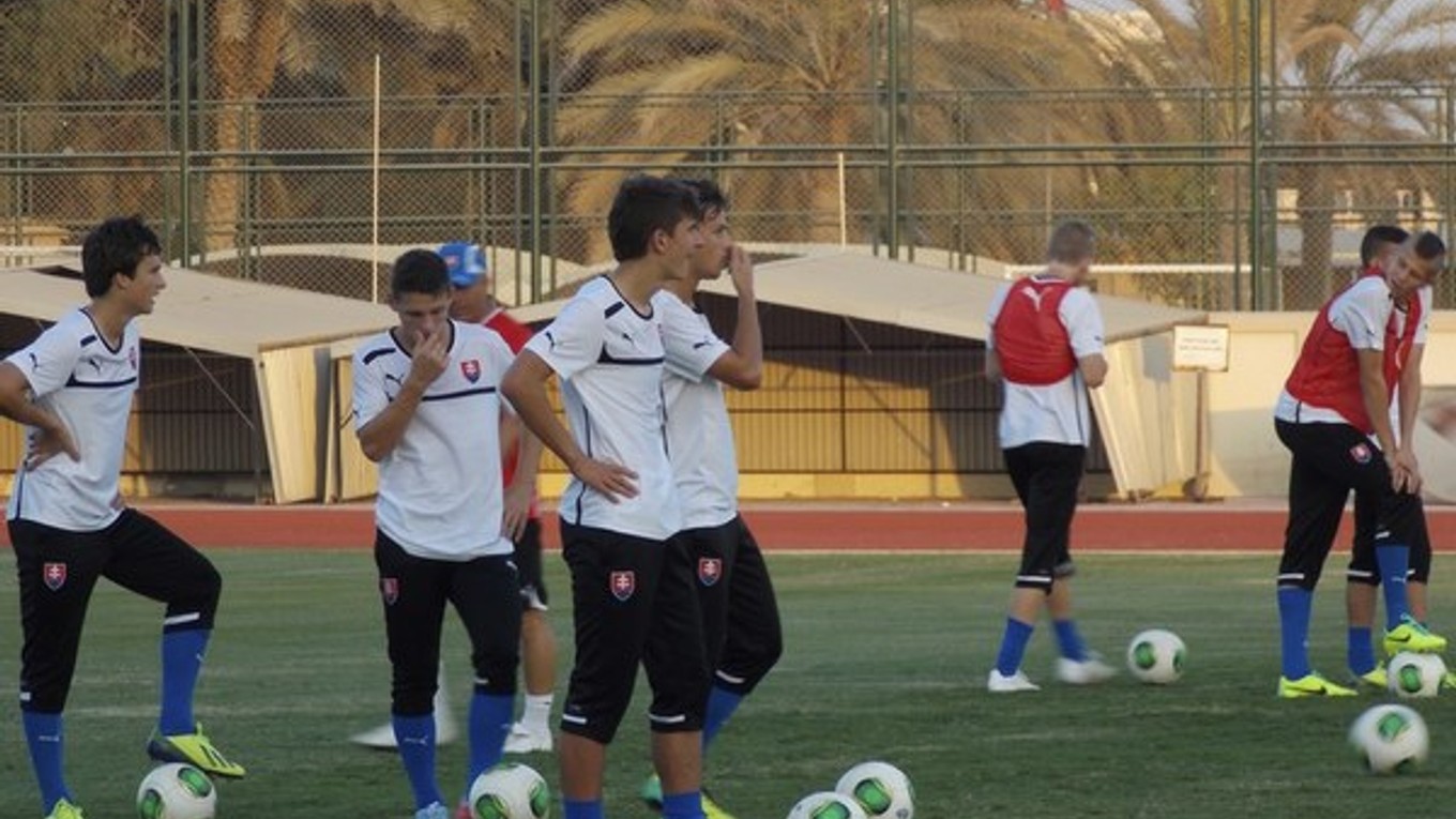 Slovenská sedemnástka na tréningu v Spojených arabských emirátoch.