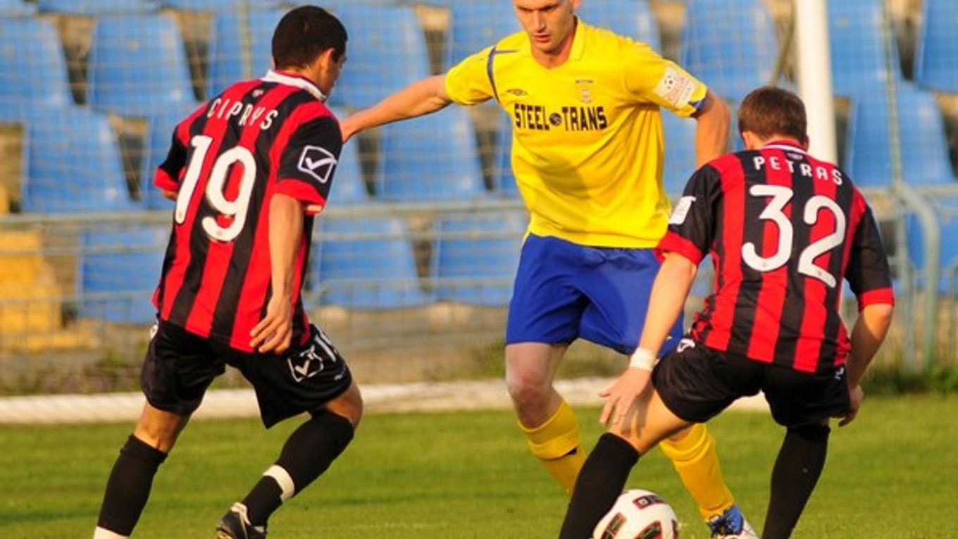 Martin Juhar (v strede) ešte ako hráč MFK Košice.