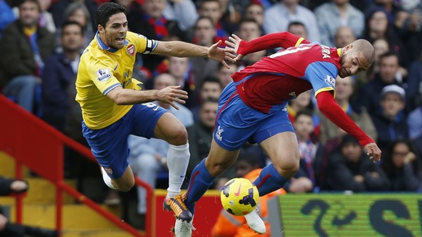 Alžírsky stredopoliar Crystal Palace Adlene Guedioura (vpravo) a španielsky stredopoliar Arsenalu Mikel Arteta.