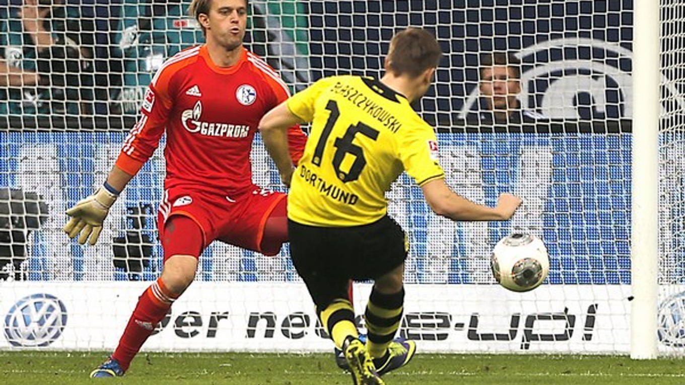 Poľský stredopoliar Borussie Jakub Blaszczykowski strieľa gól, vľavo brankár Schalke Timo Hildebrand.
