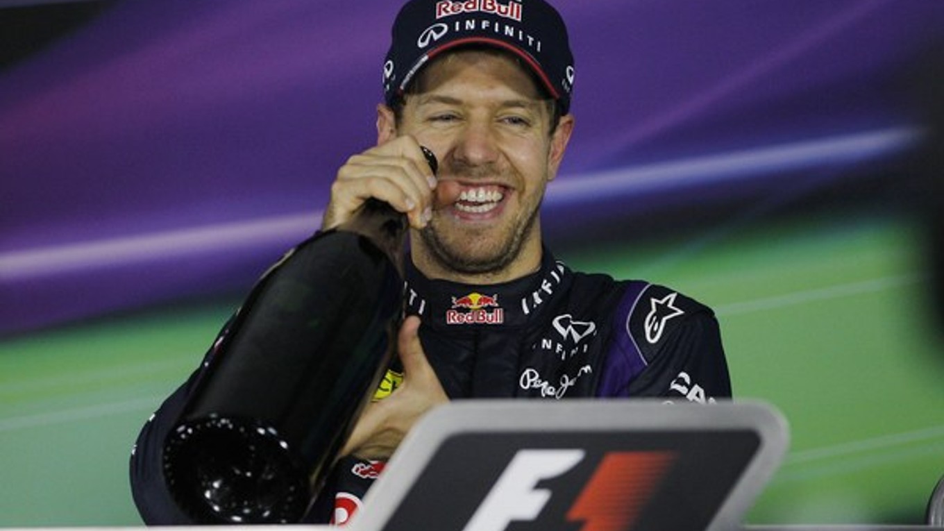 Sebastian Vettel si pripíja šampanským.