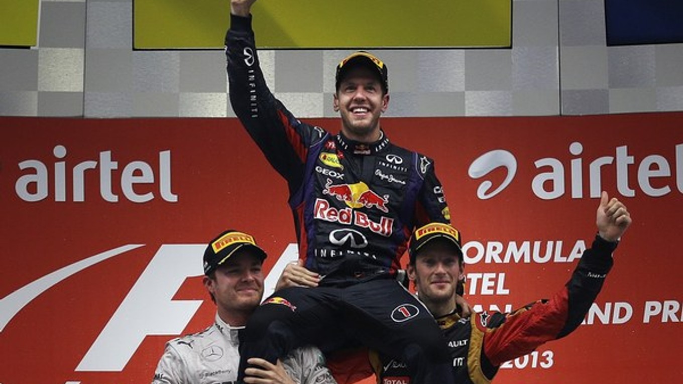 Staronový majster sveta Sebastian Vettel na pleciach svojich najväčších súperov na Veľkej cene Indie - druhého v cieli Nica Rosberga (vľavo) a Romaina Grosjeana.