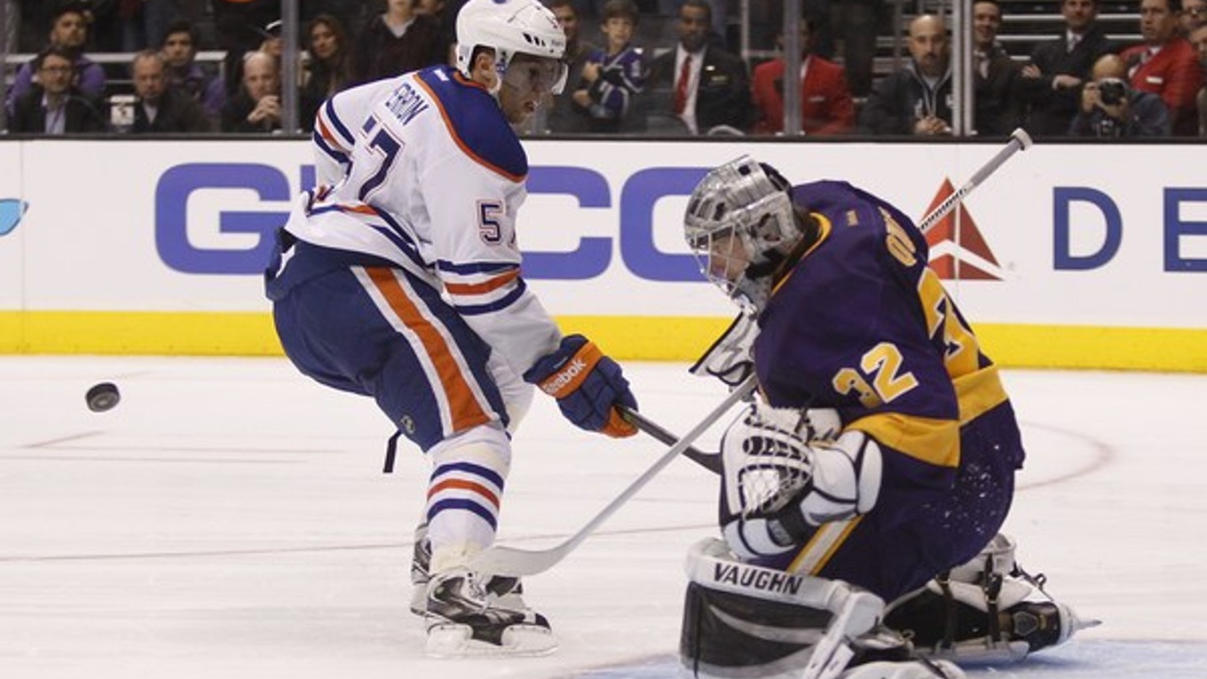 Brankár Los Angeles Kings Jonathan Quick takto zastavil Davida Perrona z Edmontonu Oilers.