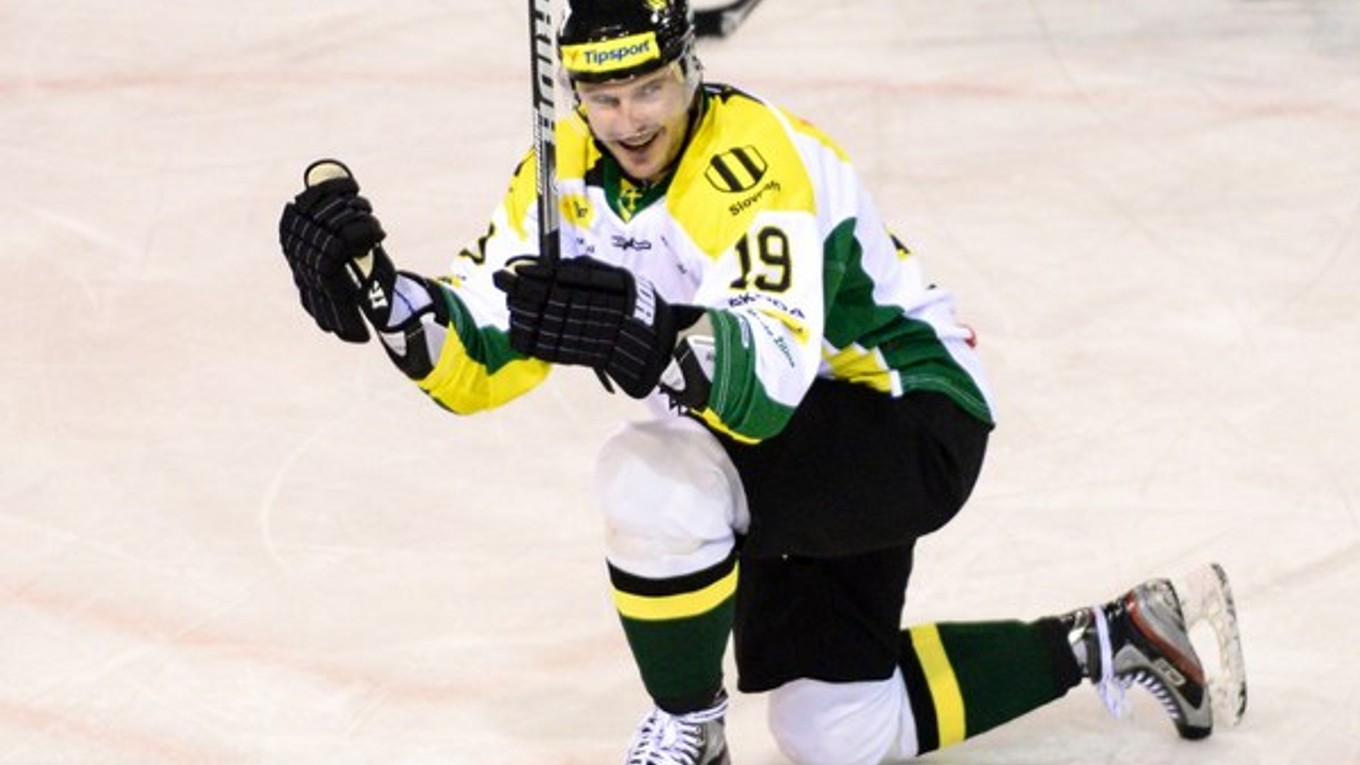 Romanovi Tomasovi stačilo päť zápasov a už je v tabuľke strelcov extraligy s deviatimi gólmi druhý za Arne Krotákom, ktorý dal v sedemnástich zápasoch jedenásť gólov.