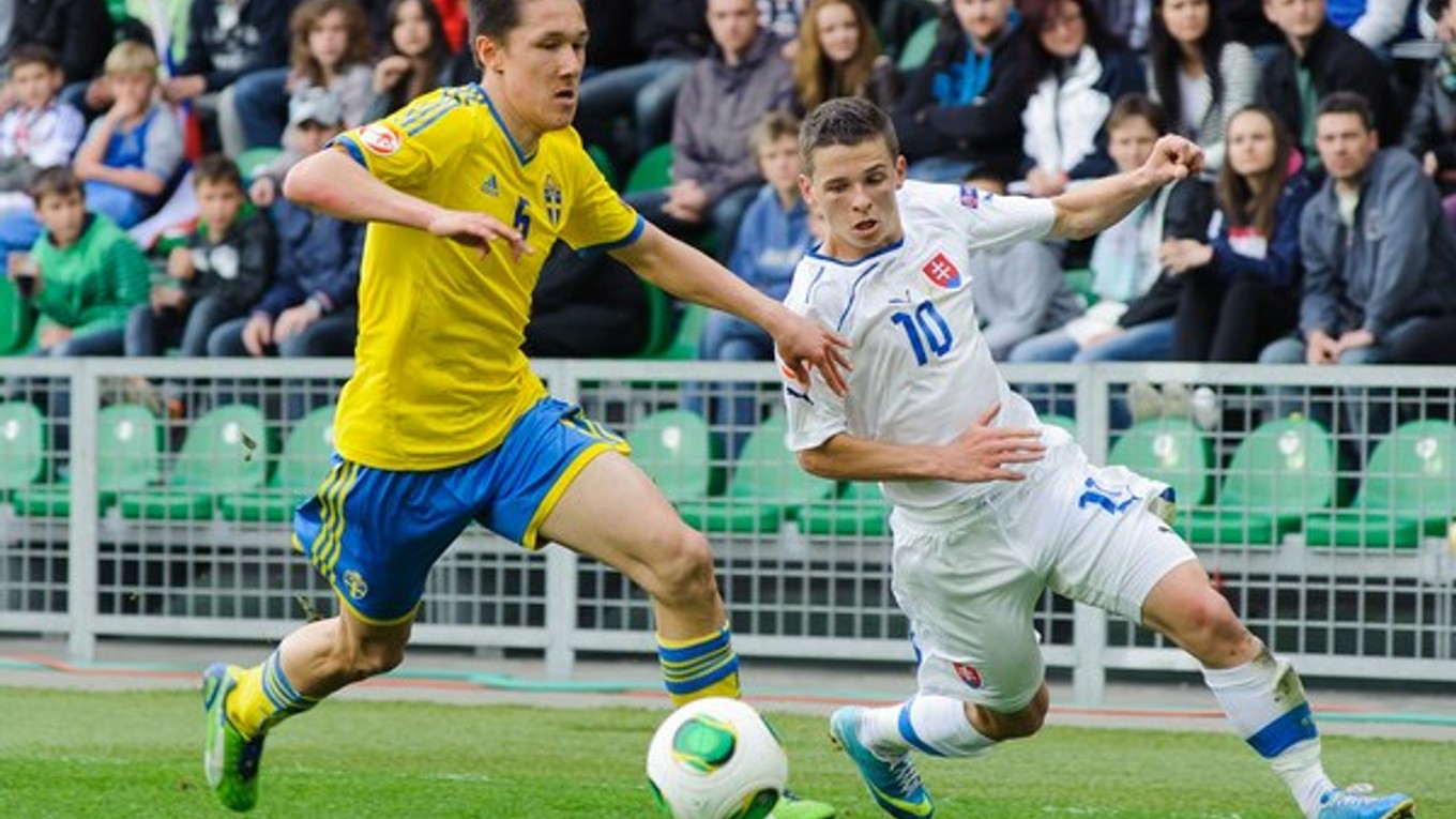 Nikolas Špalek (vpravo) počas zápasu Švédsko - Slovensko, na ME hráčov do 17 rokov.