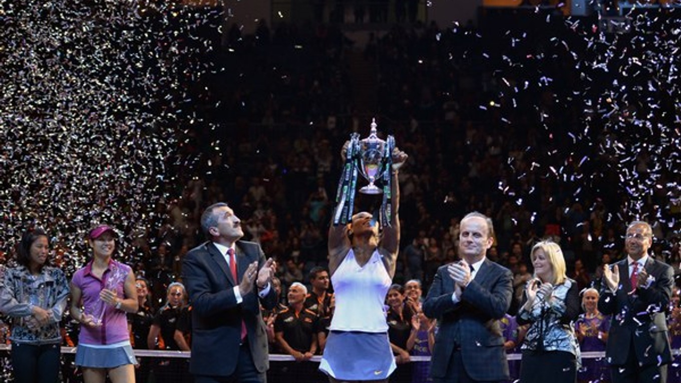 Serena Williamsová oslavuje titul.
