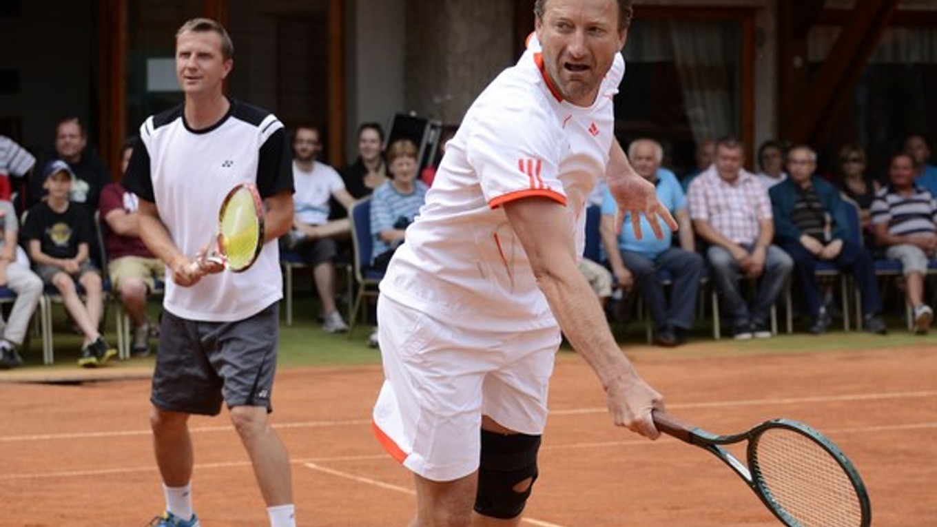Sprava: Miloslav Mečíř a Karol Kučera počas tenisovej exhibície. Ilustračná snímka.