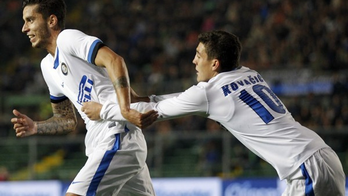 Ricardo Alvarez (vľavo) a spoluhráč z Interu Mateo Kovačič.