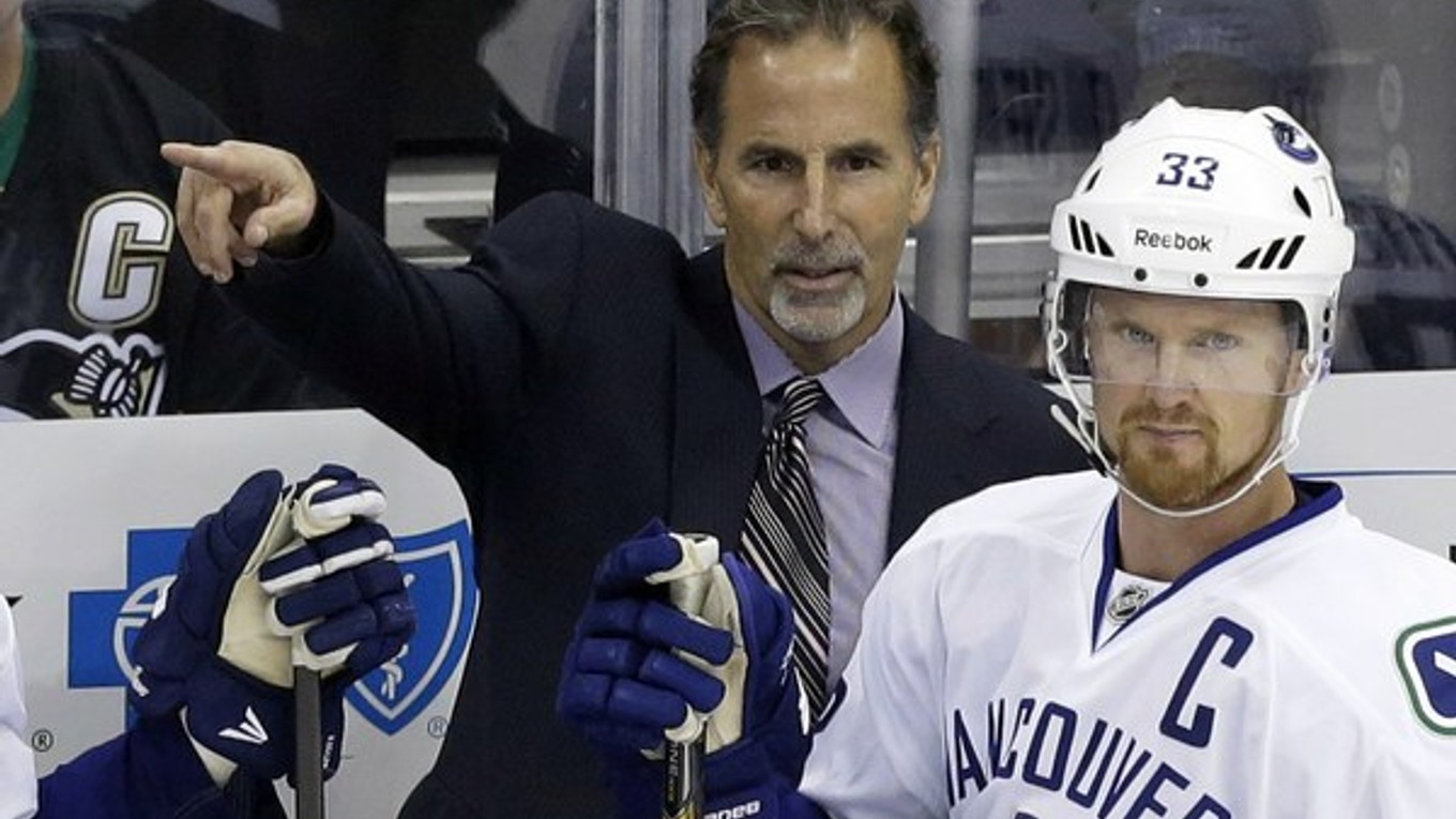 Tréner Canucks John Tortorella a center Henrik Sedin.