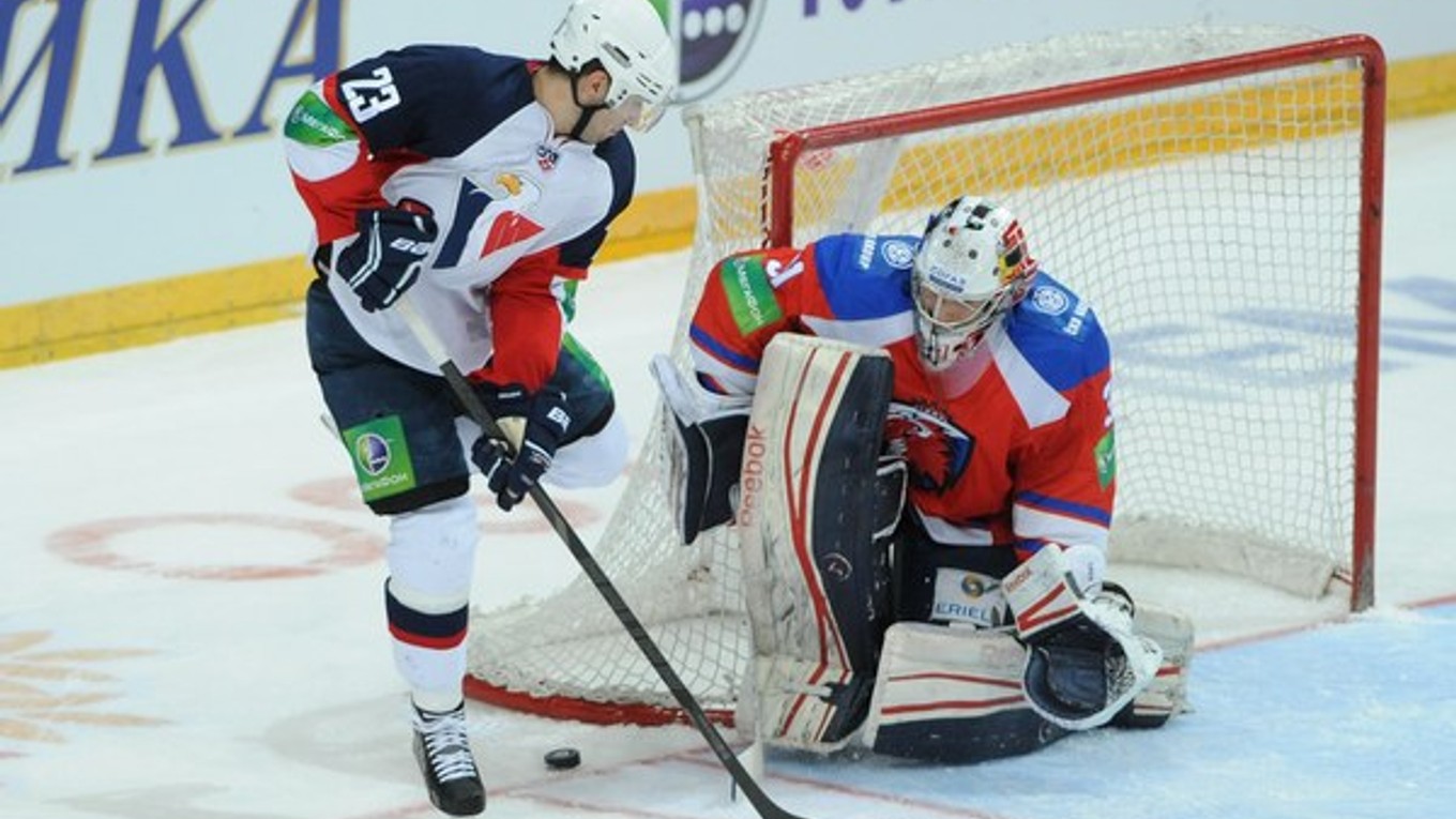 Z hokejovej KHL Lev Praha - Slovan Bratislava 15. januára 2013 v Prahe. Na snímke Andrej Kudrna (Slovan) pred brankárom Jakubom Šťepánkom.