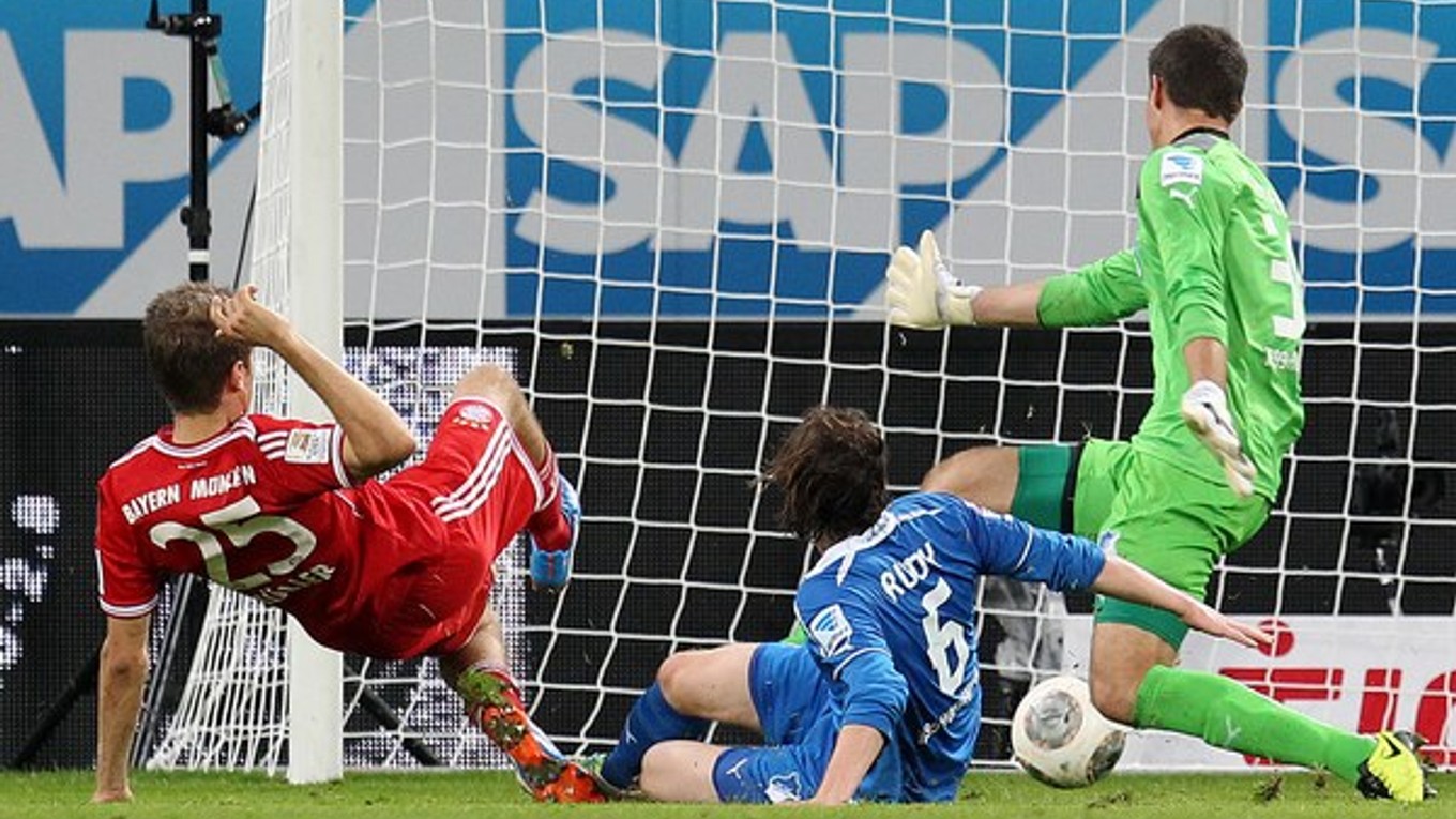 Thomas Müller dáva víťazný gól Bayernu.