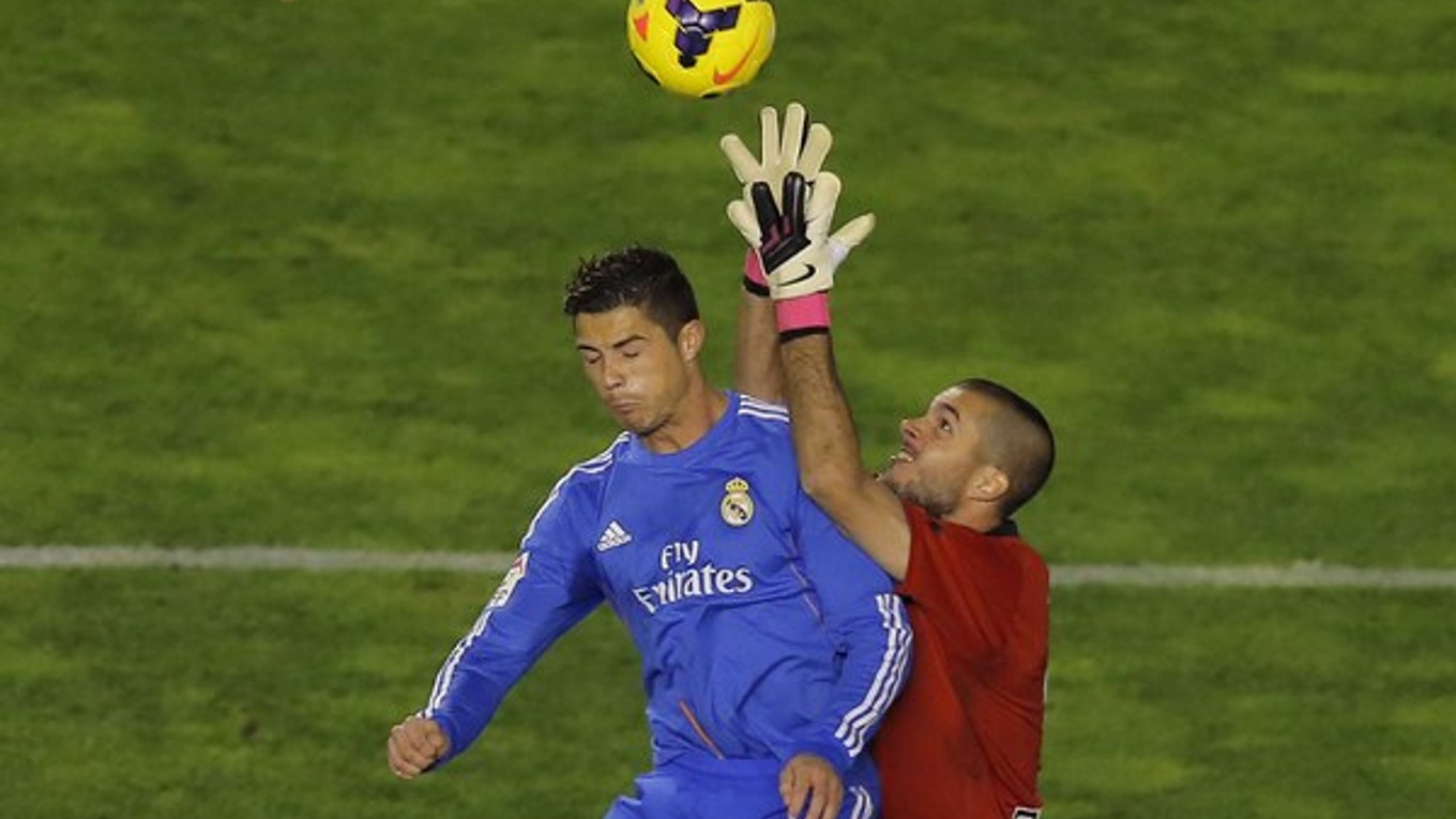 Cristiano Ronaldo a brankár Ruben z tímu Rayo Vallecano.