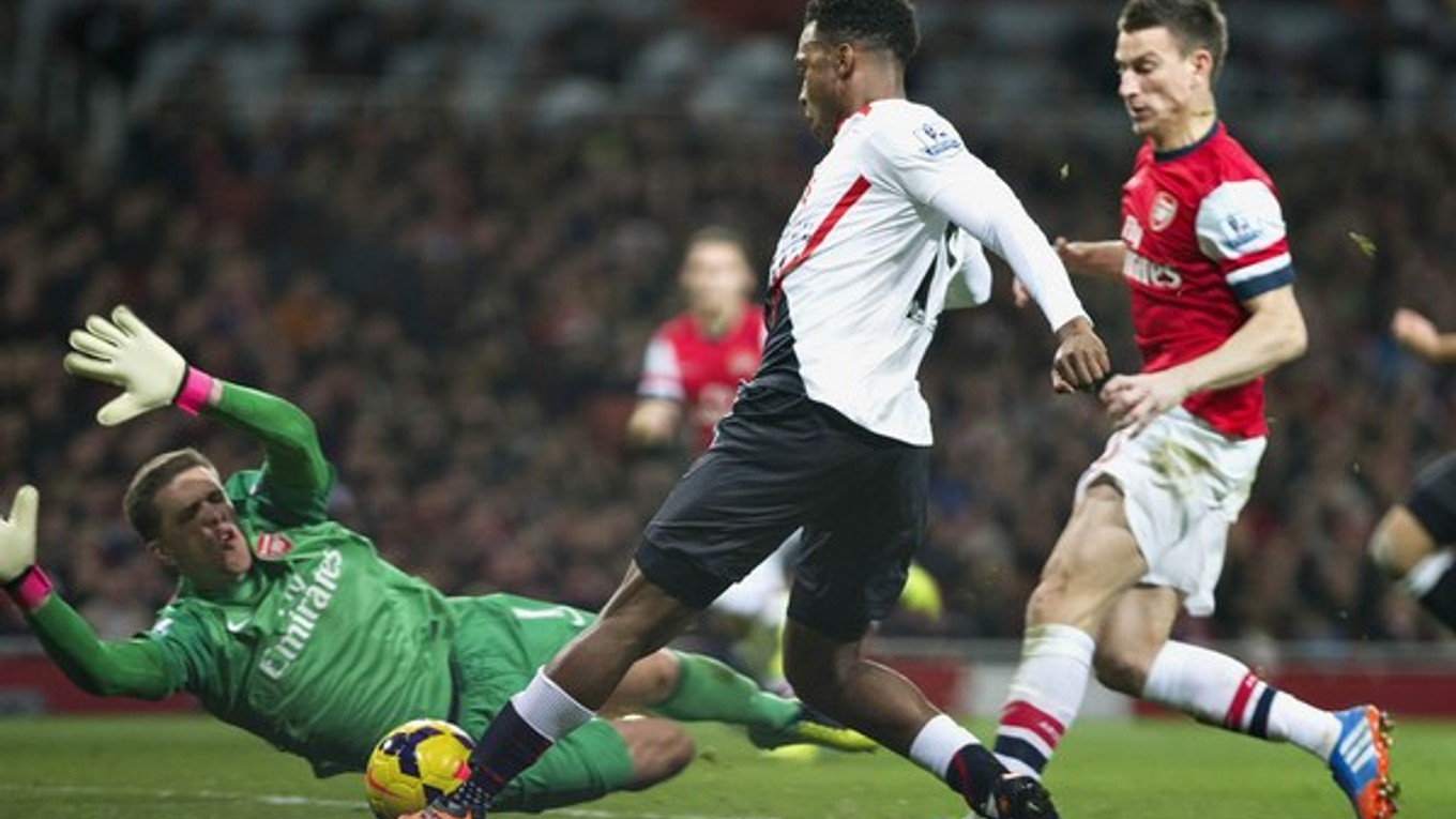 Daniel Sturridge z Liverpoolu sa snaží dať gól brankárovi Arsenalu Wojciechovi Szczesnemu.