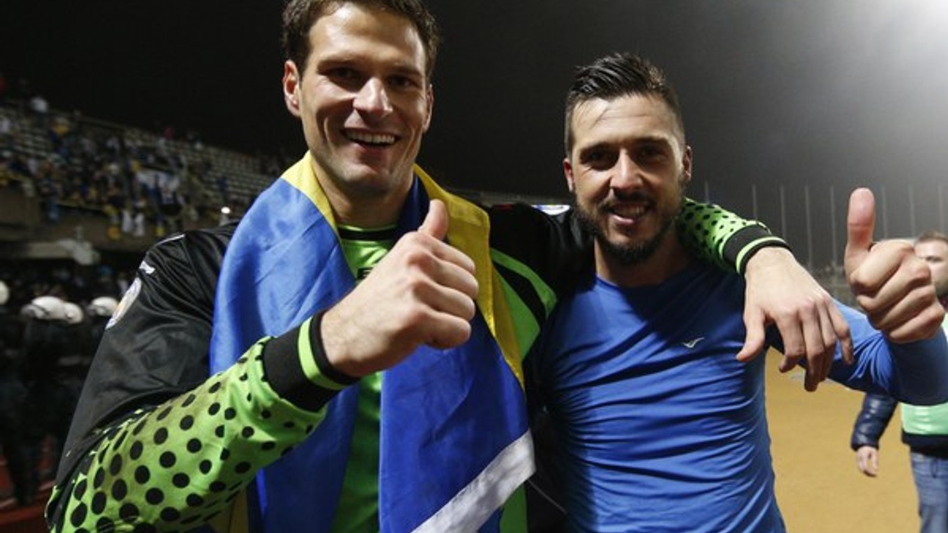 Asmir Begovič (vľavo) oslavuje s národným tímom postup na MS 2014.