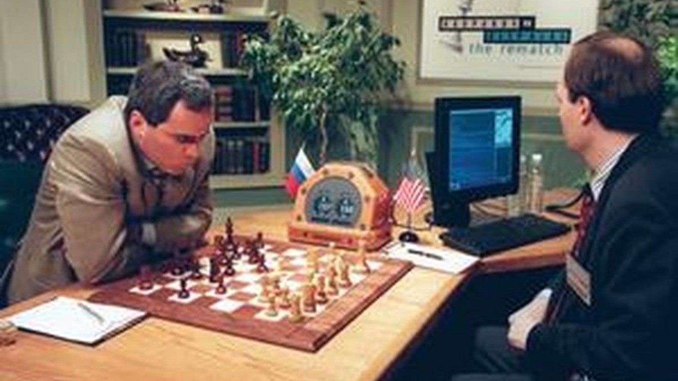 Garry Kasparov v šachovej partii proti počítaču Deep Blue.