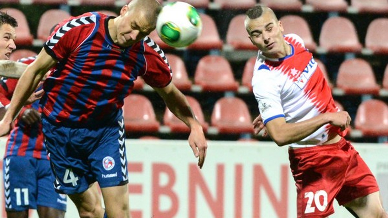 Petr Pavlík zo Senice v hlavičkovom súboji s Michalom Obročníkom zo Zlatých Moraviec v odvete štvrťfinále.