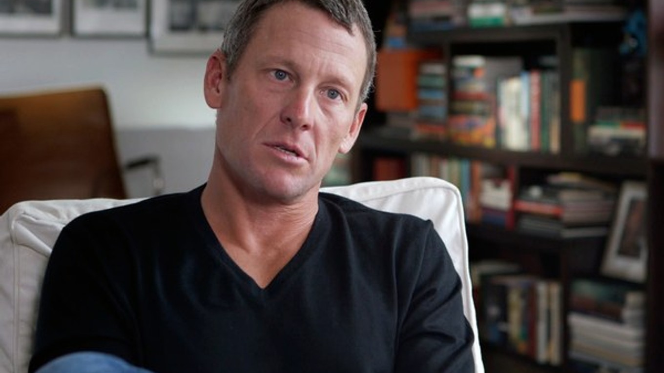 Lance Armstrong sa pod ťarchou dôkazov k dopingu priznal.