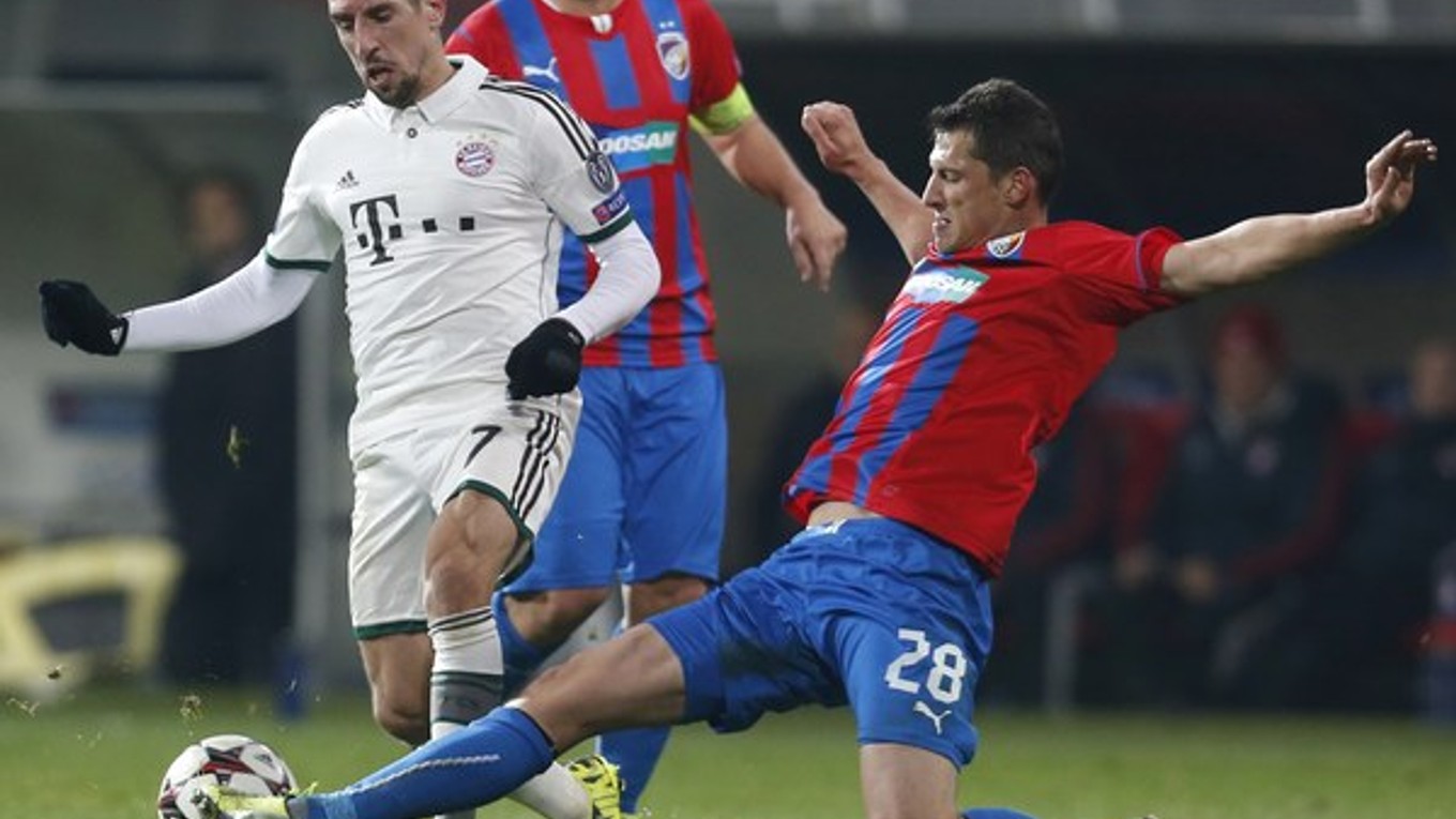Takto bojoval Marián Čišovský (vpravo) a hráčom Bayernu Franckom Ríbery.