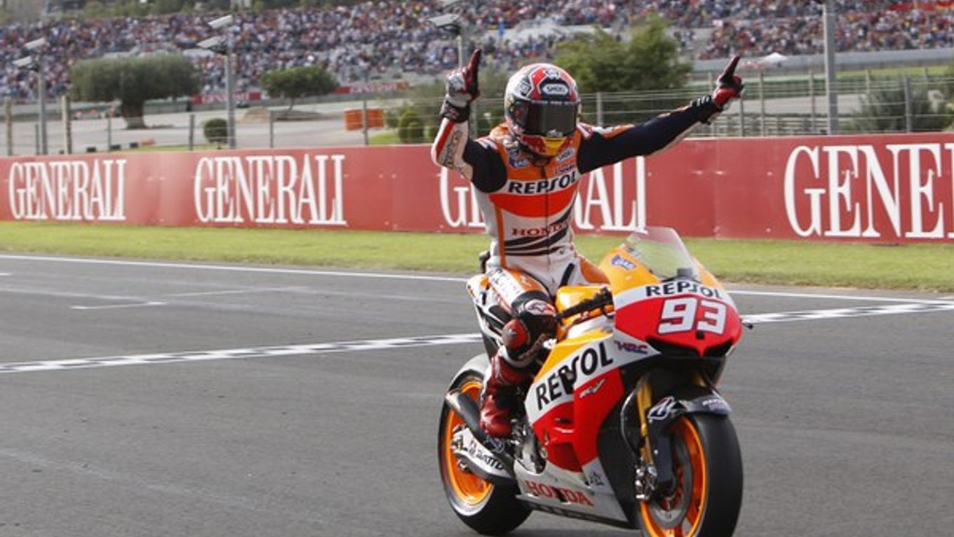 Španiel Marc Marquez počas osláv majstrovského titulu.