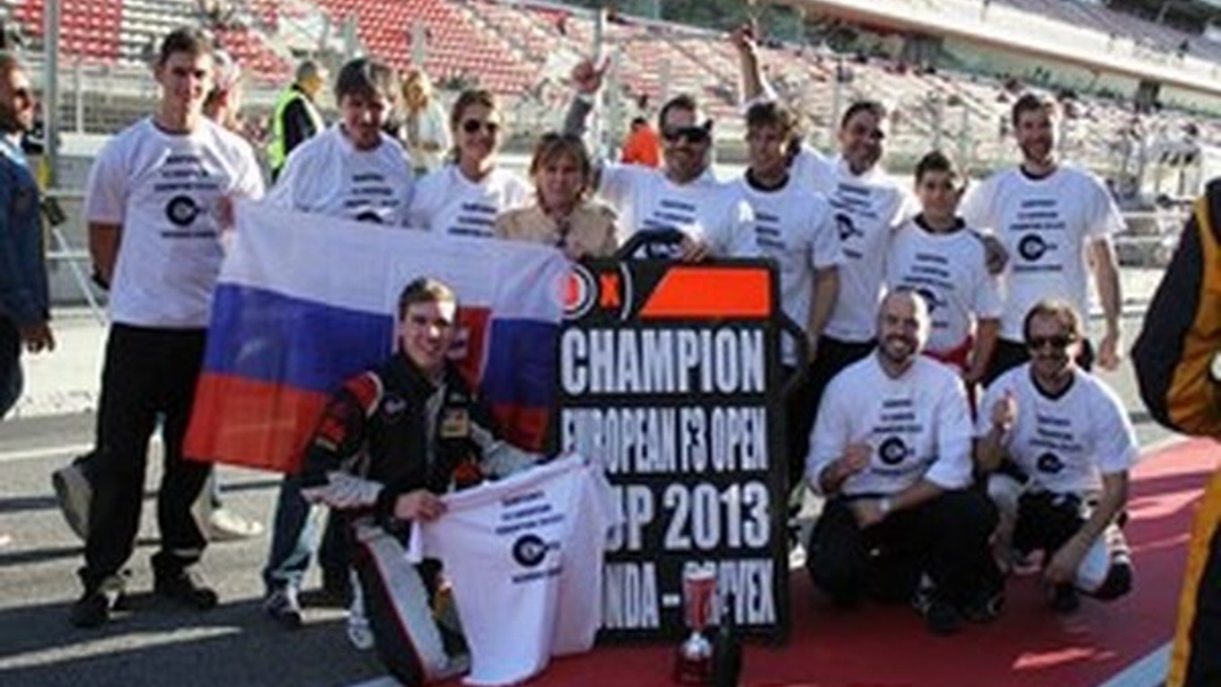 Richard Gonda (vľavo dole) s fanklubom po zisku titulu v Barcelone.