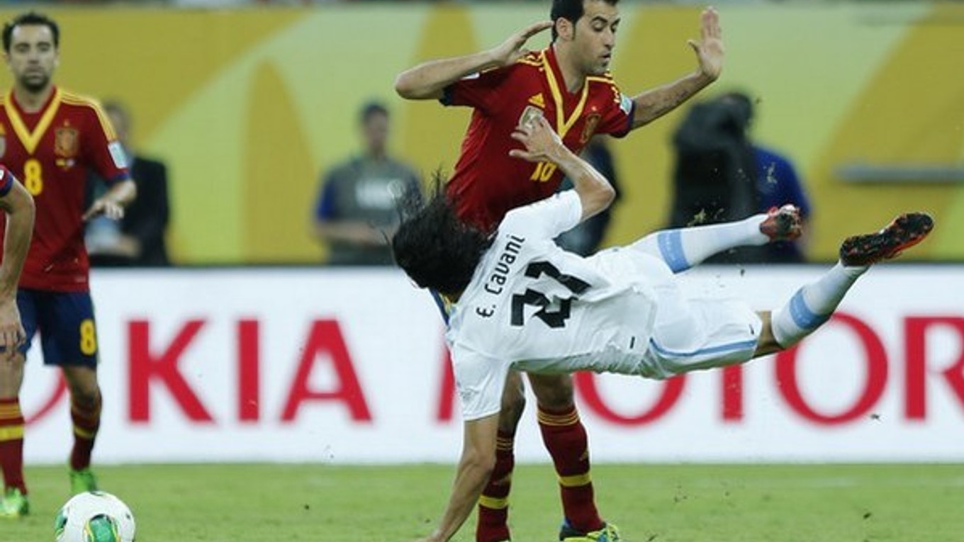 Cavani (v bielom) si tento rok zahral za Uruguaj aj Pohár konfederácii.