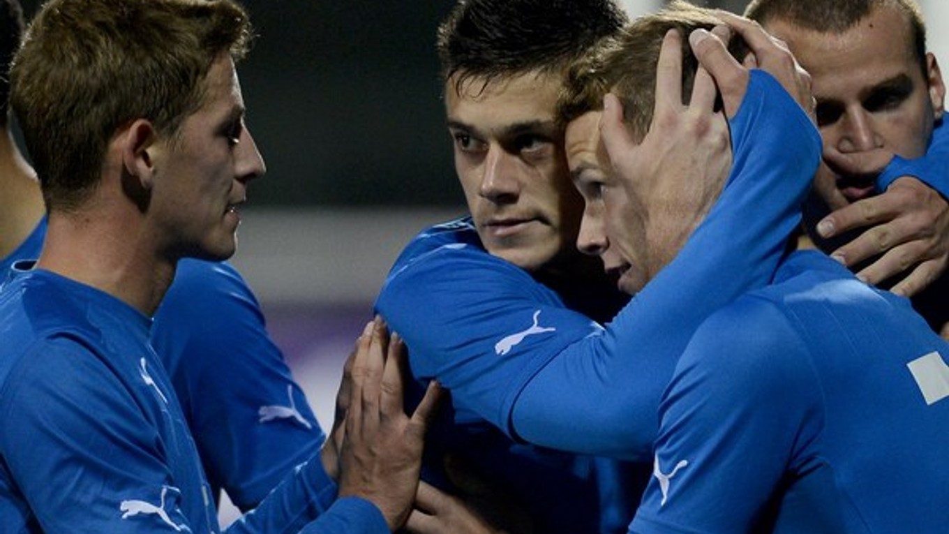 Druhý sprava strelec gólu Ondrej Duda v zápase kvalifikácie ME hráčov do 21 rokov s Luxemburskom.