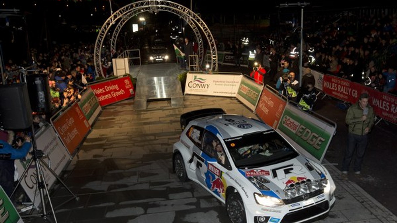 Sébastien Ogier priebežne vedie rely na waleskej šotoline.