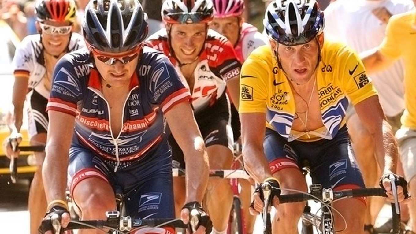 Najznámejší športovec, ktorý sa priznal k dopingu bol určite Lance Armstrong. Tu je na fotografii z roku 2004. Práve jeho prípad bol vzorom pri tvorbe nových antidopingových pravidiel.