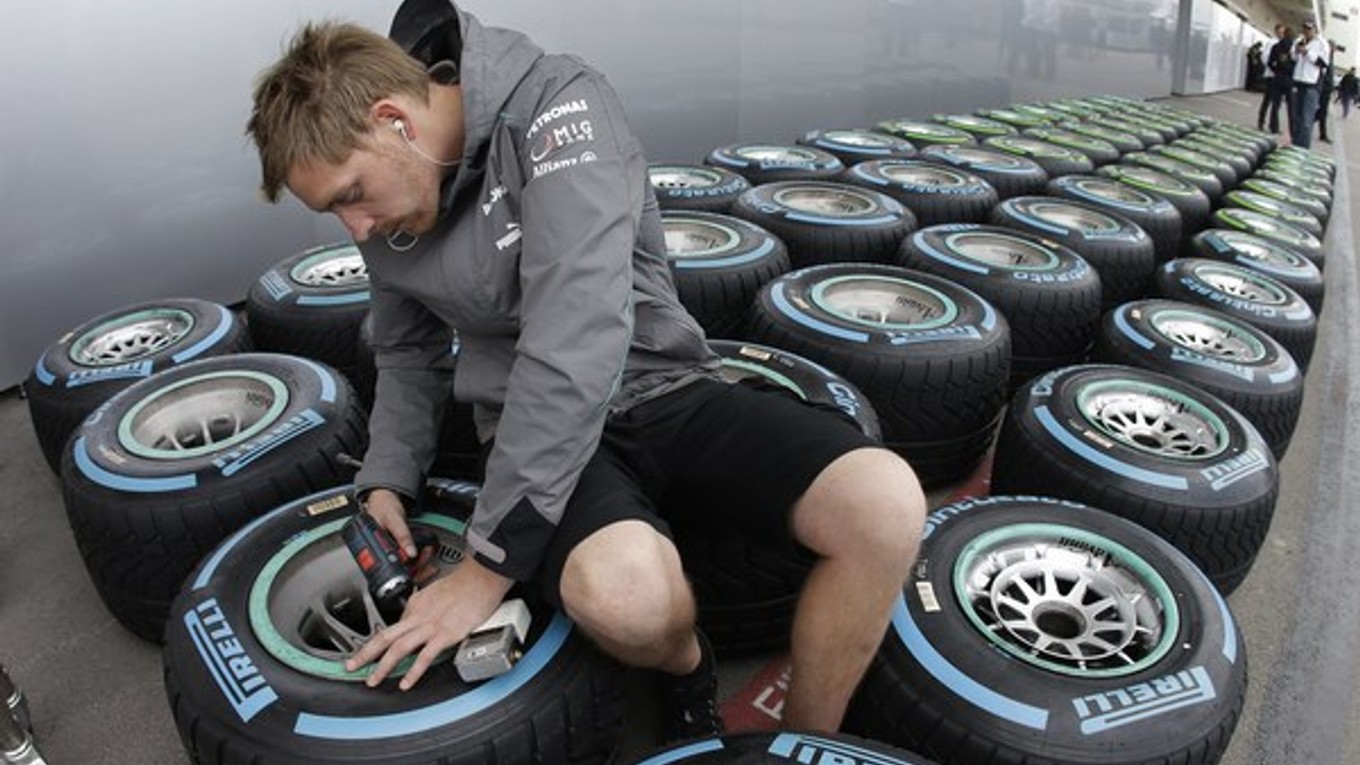 Na víkendové preteky F1 sa pripravujú aj mechanici.