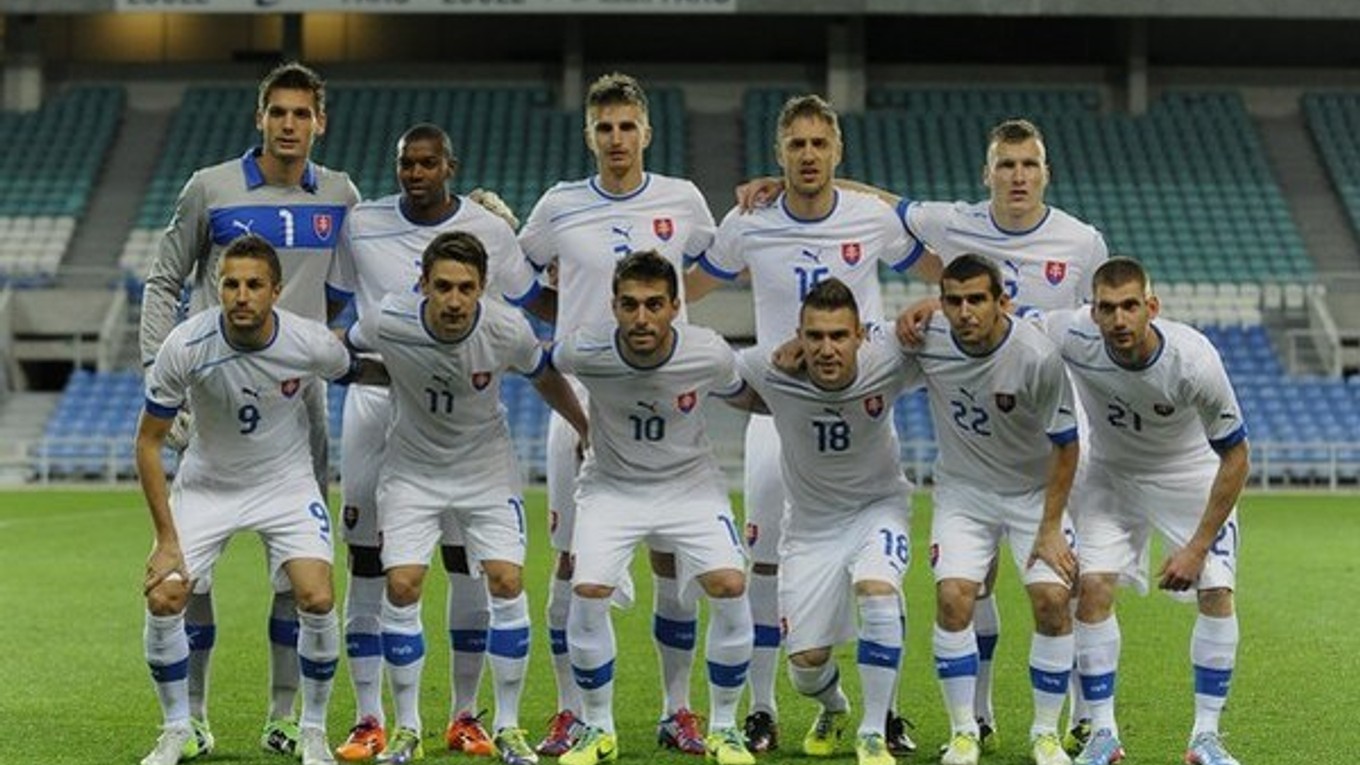Slovenská jedenástka pred zápasom proti Gibraltáru. Dole zľava: Stanislav Šesták, Jakub Sylvestr, David Depetris, Erik Jendrišek, Viktor Pečovský a Martin Juhar. Hore zľava: brankár Tomáš Košický, Karim Guédé, Pavol Farkaš, Kornel Saláta a Lukáš Š