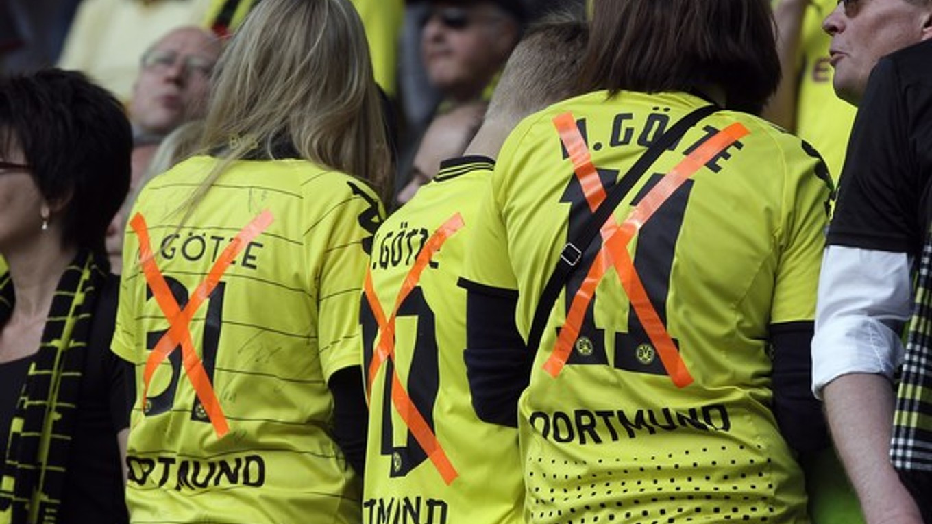Takto v máji na štadióne v Dortmunde vítali fanúšikovia Maria Götzeho po tom, ako sa dozvedeli, že klub opúšťa a smeruje do tímu najväčšieho konkurenta z Mníchova.