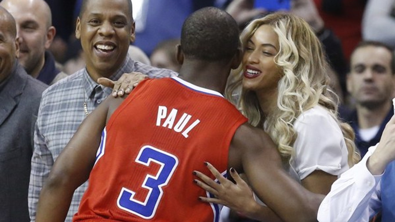 Rozohrávač Los Angeles Clippers Chris Paul sa zdraví s rapperom Jay-Z (vľavo) a speváčkou Beyonce pred zápasom v Oklahome.