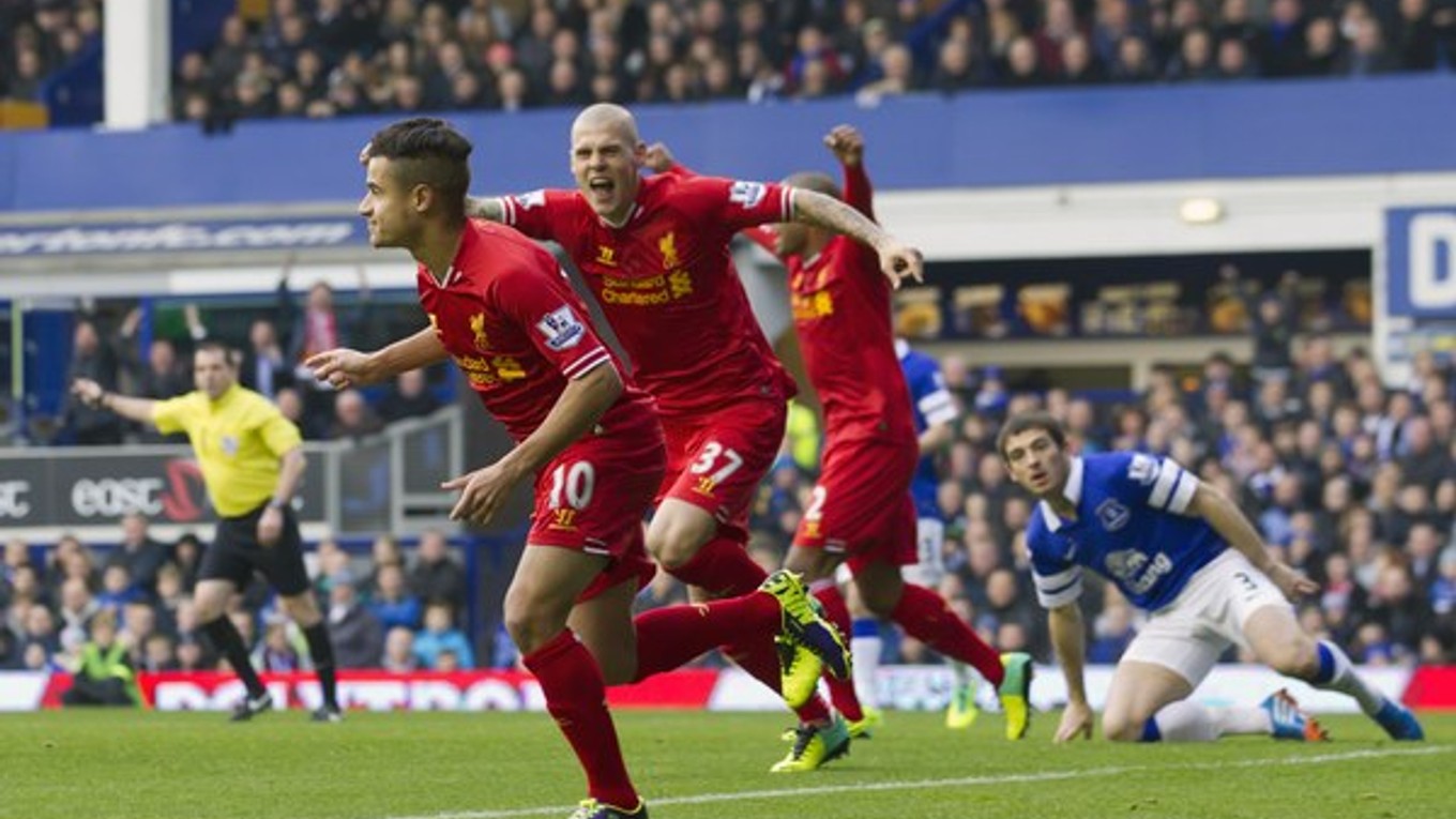 Takto sa Martin Škrtel (číslo 37) a Philippe Coutinho tešia z prvého gólu Liverpoolu.