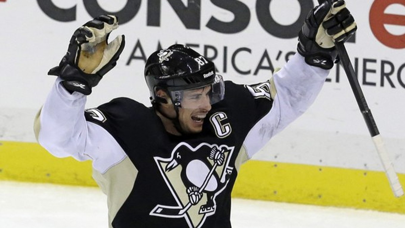 Sidney Crosby oslavuje so zlomenou rúčkou svojej hokejky.