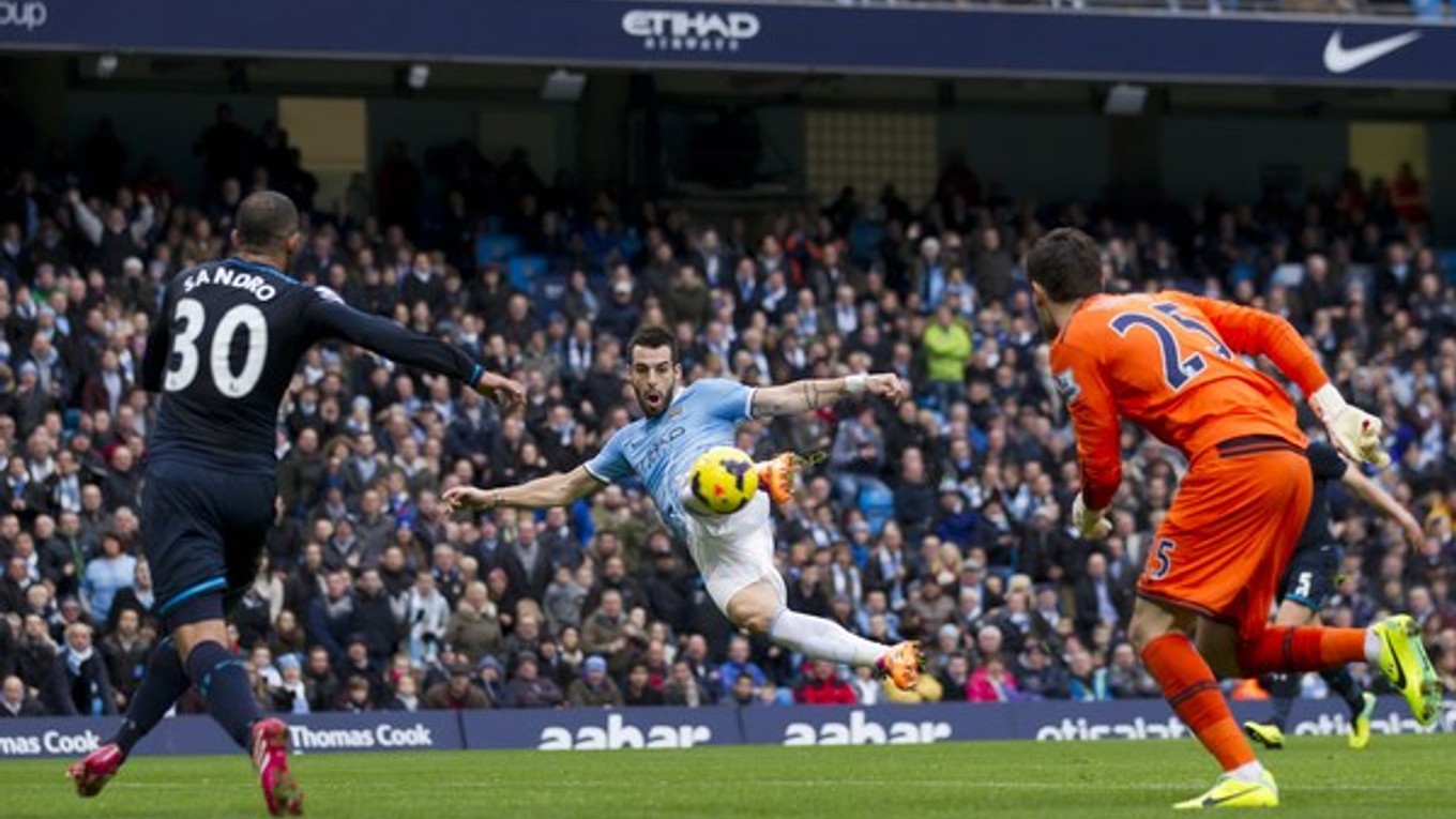 Manchester City dal Tottenhamu päť gólov. Na snímke uprostred Alvaro Negredo.