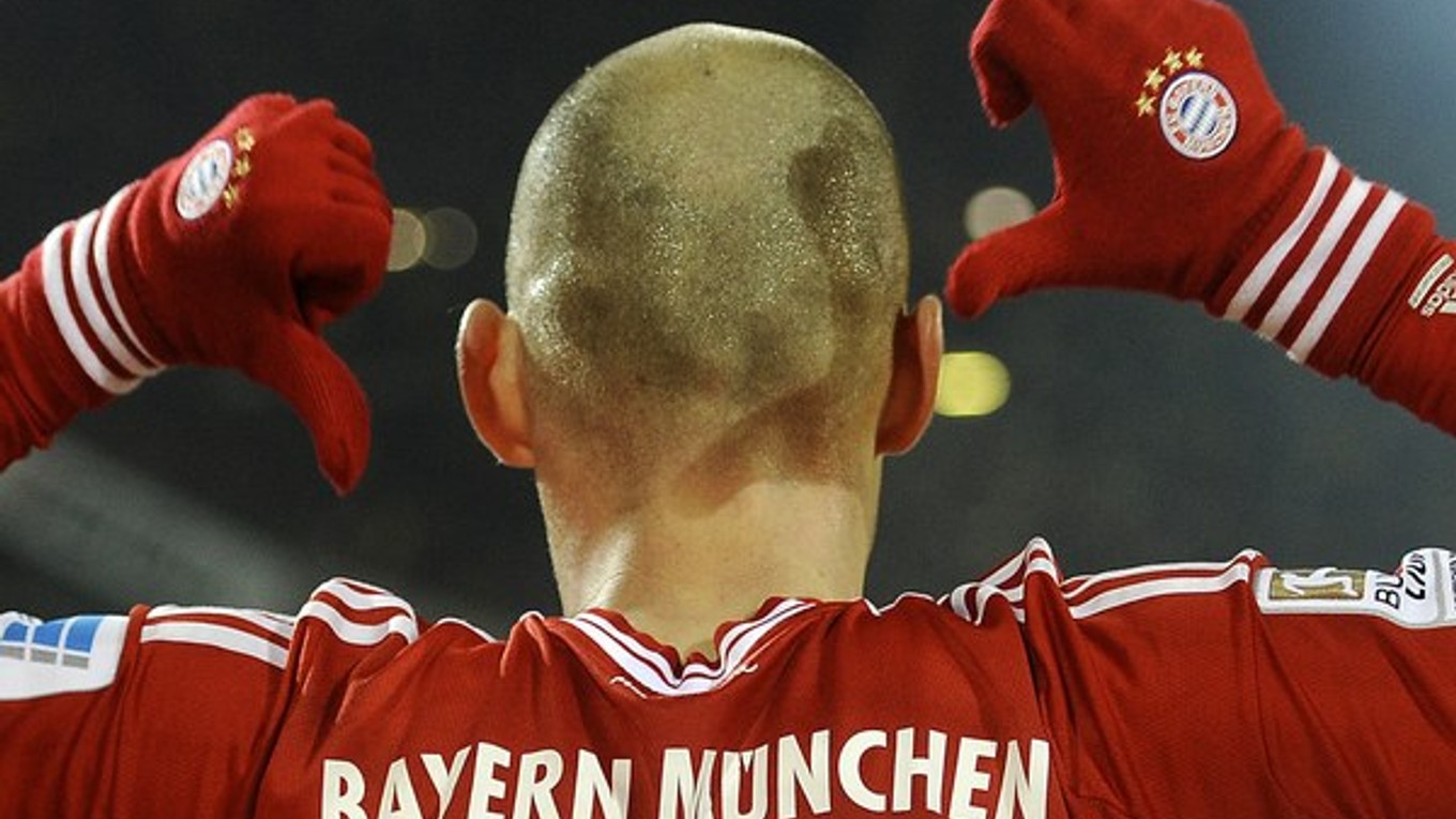 Strelec druhého gólu Bayernu Arjen Robben oslavuje.