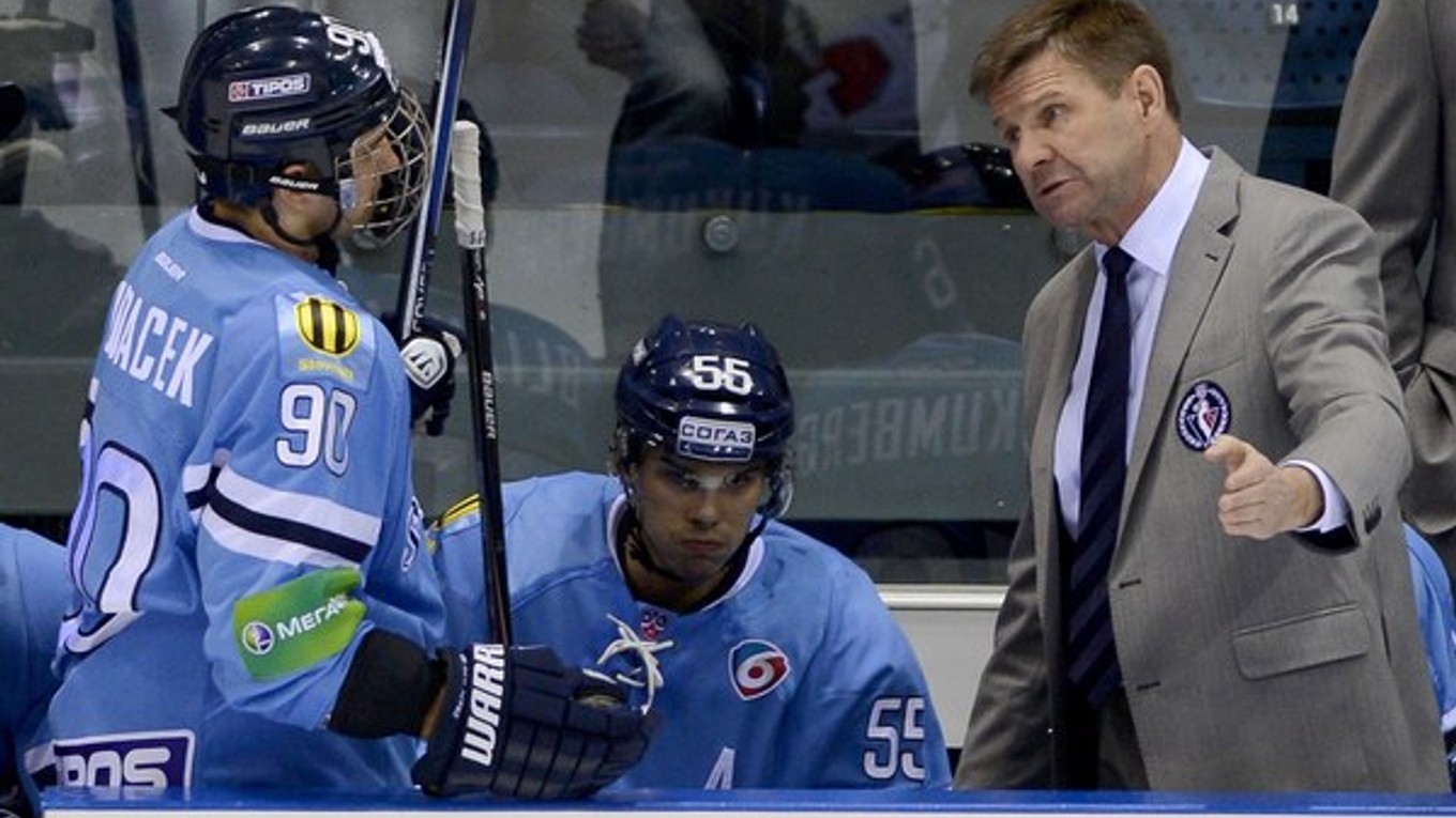 Vpravo tréner Slovana Rostislav Čada, vľavo Libor Hudáček a uprostred Mário Bližňák.