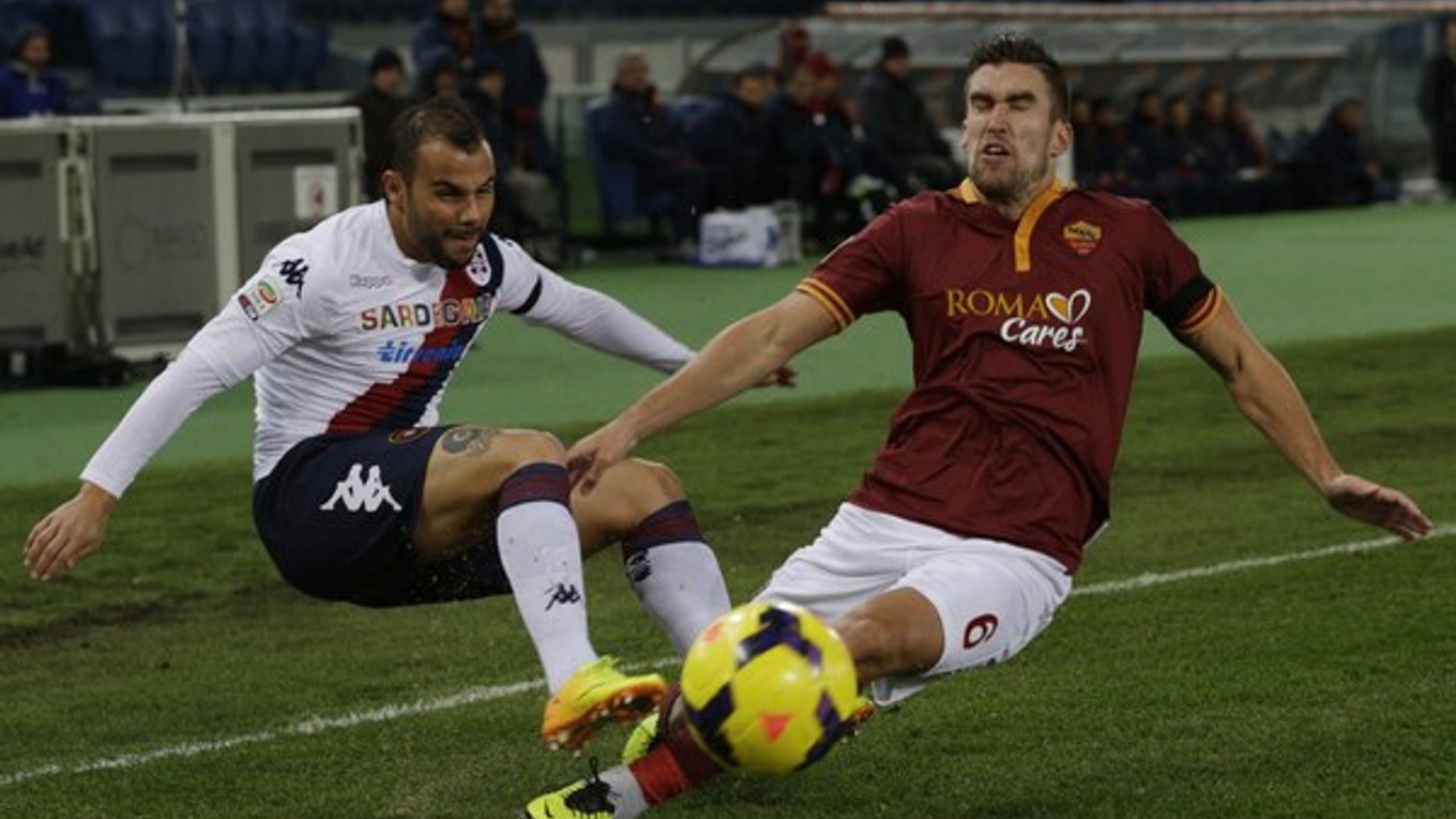 Obranca Cagliari Francesco Pisano (vľavo) a stredopoliar AS Roma Kevin Strootman.