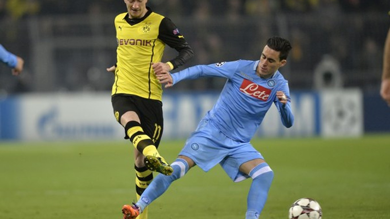 Marco Reus z Dortmundu (vľavo) a Jose Maria Callejon z Neapolu v súboji.