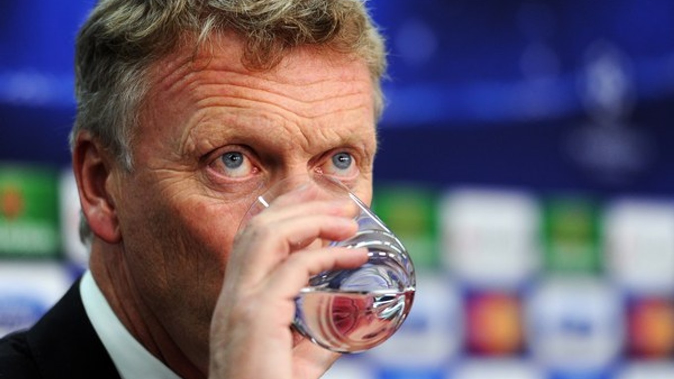 Tréner David Moyes zrejme potreboval v Nemecku poriadny dúšok vody.