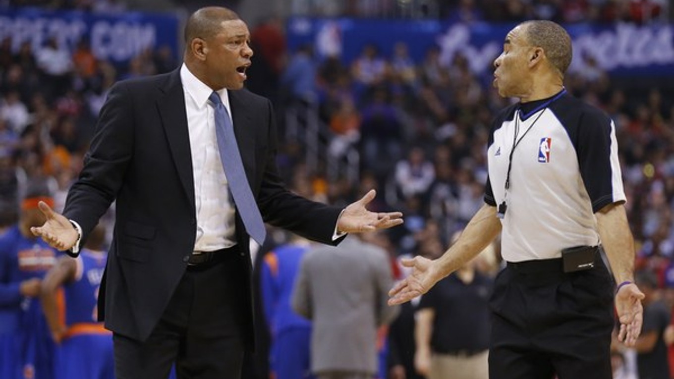 Tréner Los Angeles Clippers Doc Rivers dohovára rozhodcovi po tom, čo Chris Paul dostal ohodnotenie technickým faulom.