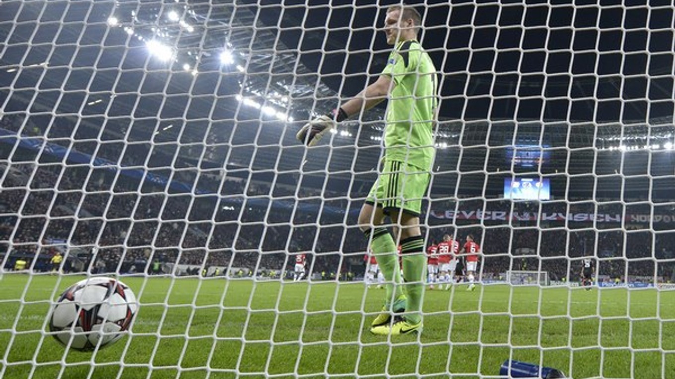 Brankár Leverkusenu Bernd Leno inkasuje ďalší a ďalší gól.