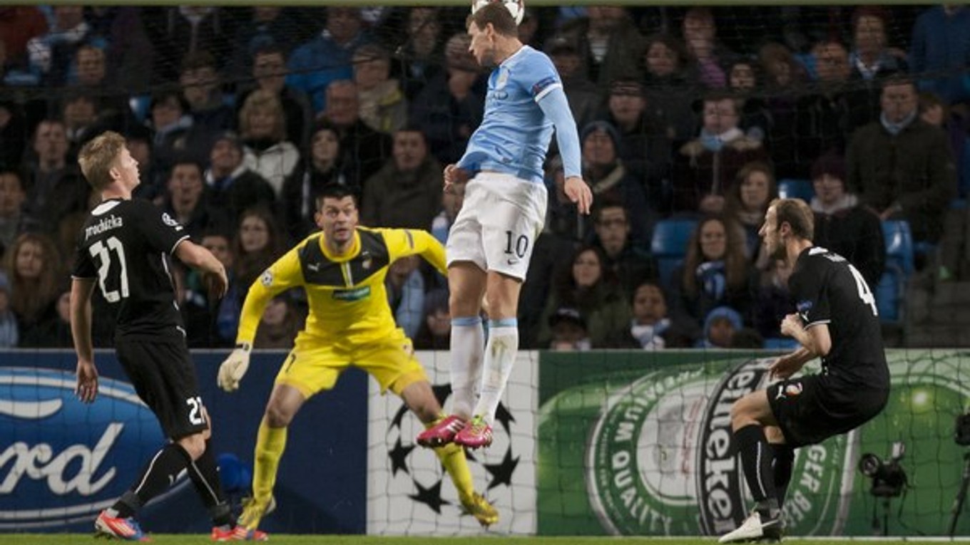 Edin Džeko takto dáva gól Matúšovi Kozáčikovi v bráne Plzne.