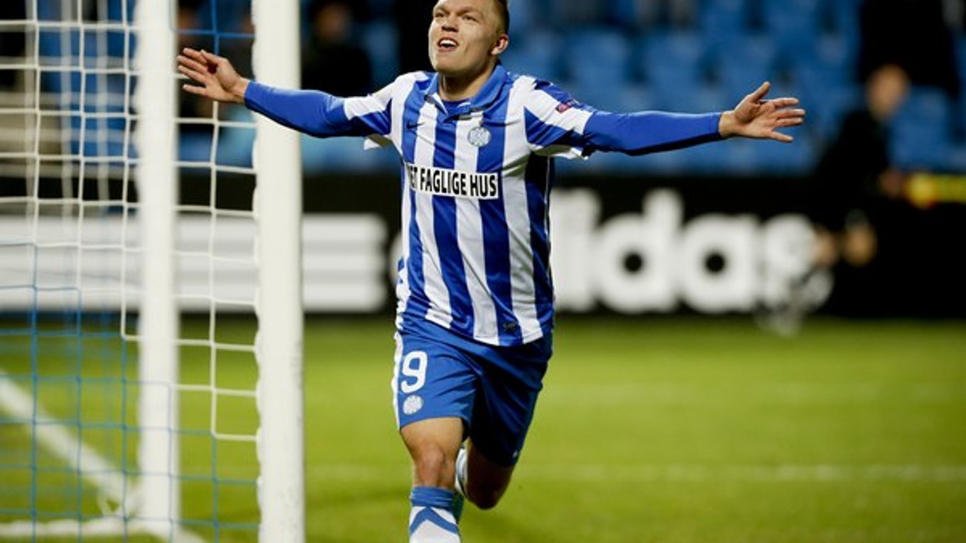 Holanďan Mick Van Buren z dánskeho Esbjergu sa teší z gólu.