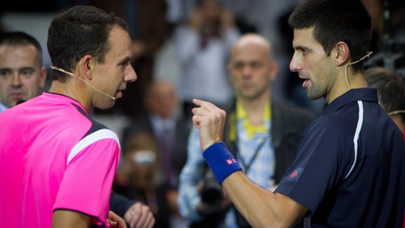 Sprava: Srbský tenista Novak Djokovič a bývalý slovenský reprezentant Dominik Hrbatý počas exhibičného zápasu 5. ročníka Tennis Classic pred rokom.