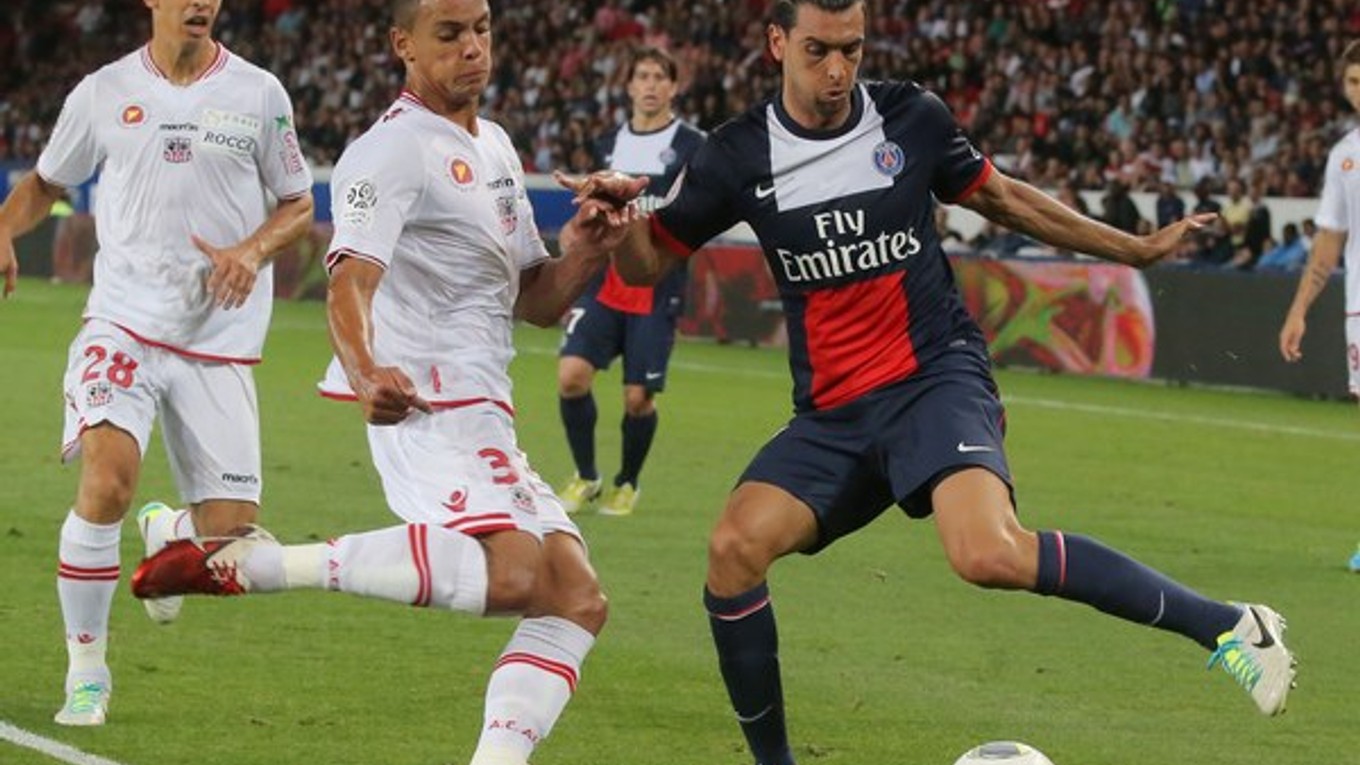Zdá sa, že Javier Pastore (vpravo) si berie od Zlatana Ibrahimoviča vzor, aj čo sa týka účesu.
