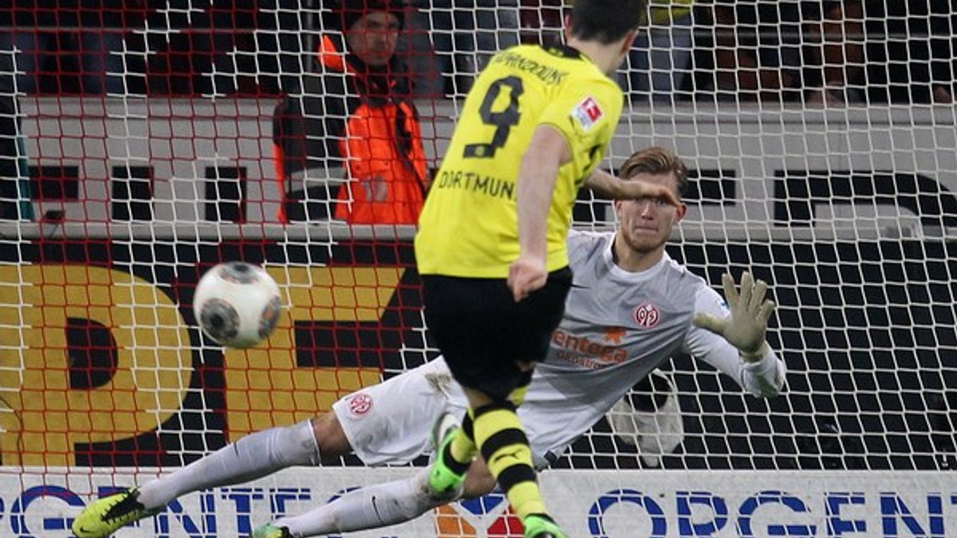 Lewandowski takto z jedenástky rozhodol o víťazstve Dortmundu v Mainzi.