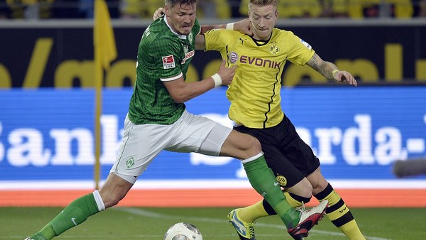 Sebastian Prödl (vpravo) z Werderu Brémy a Marco Reus z Dortmundu.